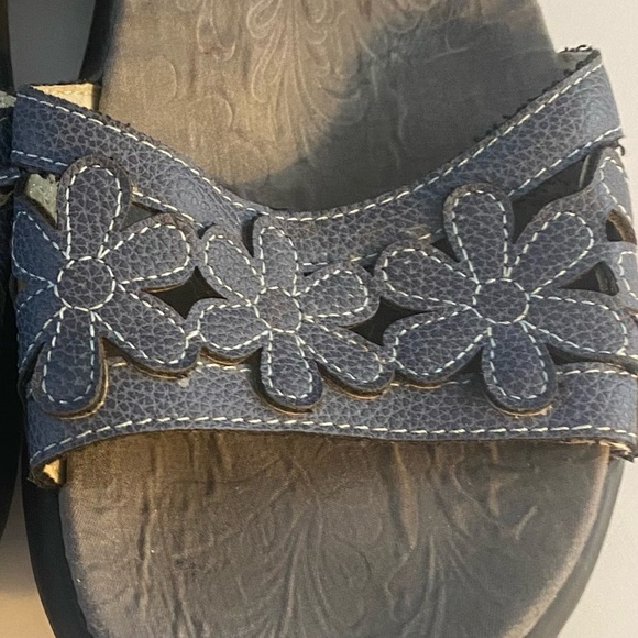 VGUC JBU Wildflower Sandals, Sz 10, Vegan, Daisy, Ankle Strap, Adjustable​ - Picture 7 of 15